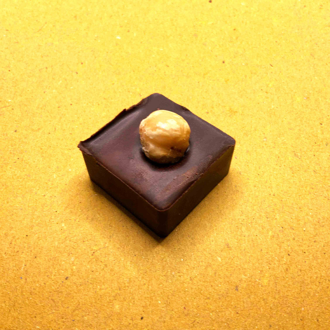Chocolates negros 83% albaricoque y avellana 85g