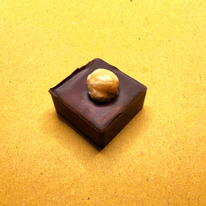 Chocolates negros 83% albaricoque y avellana 85g