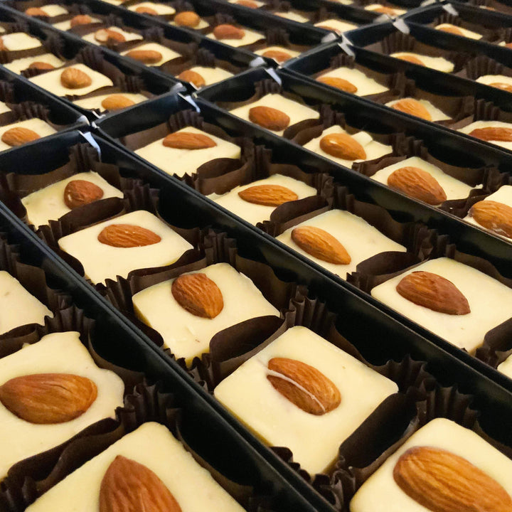 Chocolates blancos azafrán mandarina y almendra 85g