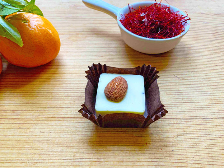 Chocolates blancos azafrán mandarina y almendra 85g