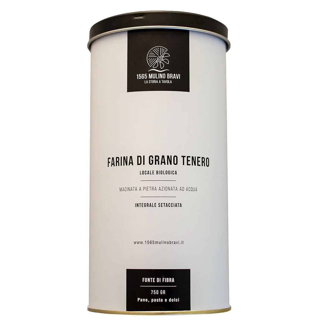 Organic wholemeal flour sifted in 750g tin