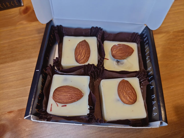 Cioccolatini bianchi zafferano mandarino e mandorla 85g Alchimie di Circe