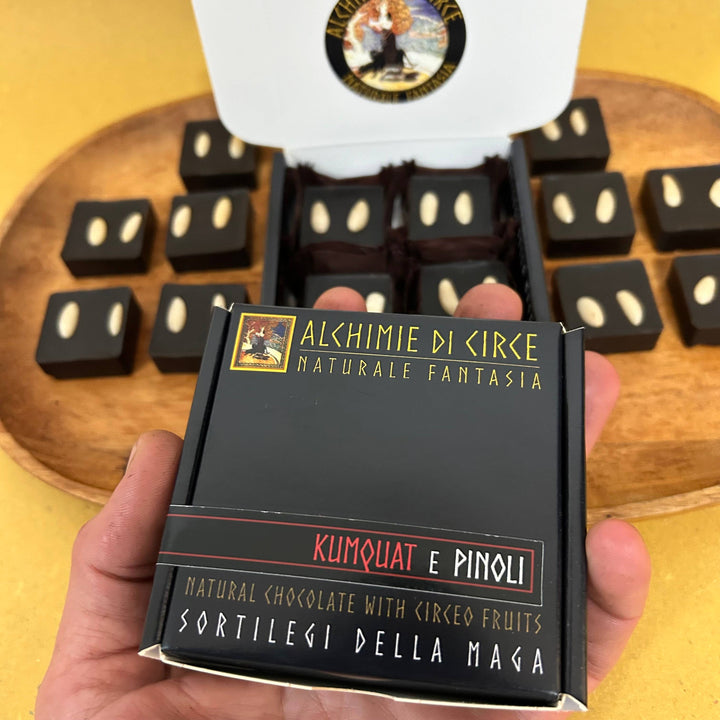 Cioccolatini fondenti 83% kumquat e pinoli 85 g - Alchimie di Circe - ZiaCris DispensAttiva