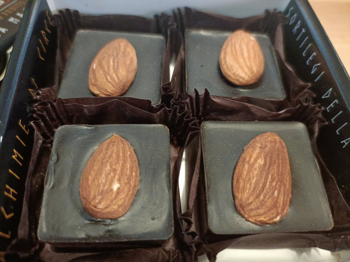 Cioccolatini fondenti 83% mandarino e mandorla di Toritto 85g Alchimie di Circe