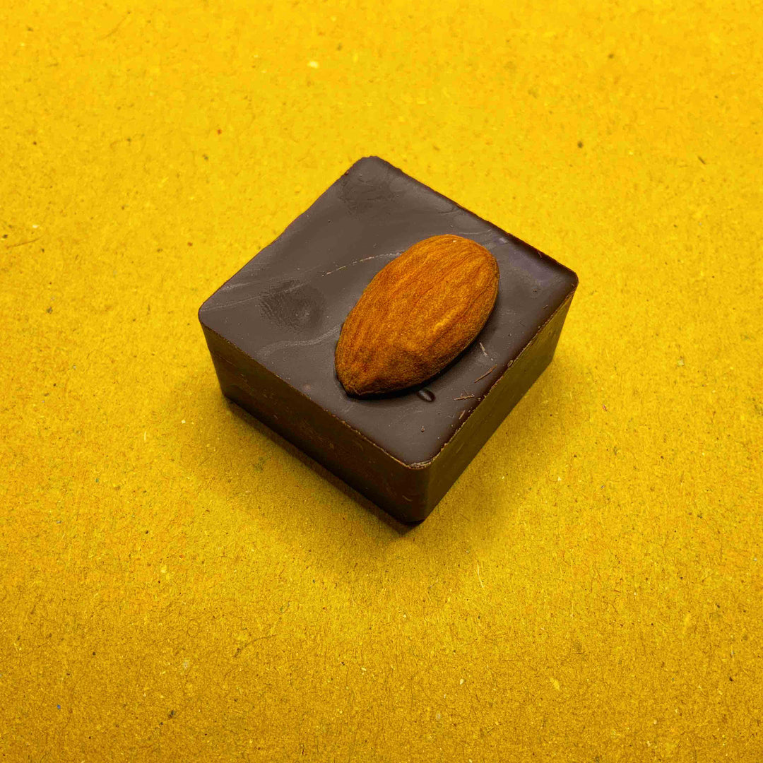 Cioccolatini fondenti 83% mandarino e mandorla di Toritto 85g Alchimie di Circe