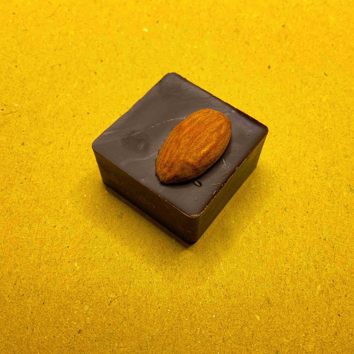 Cioccolatini fondenti 83% mandarino e mandorla di Toritto 85g