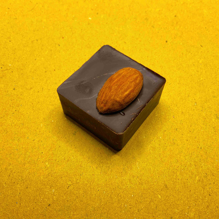 Cioccolatini fondenti 83% mandarino e mandorla di Toritto 85g