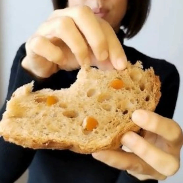 Panettone artigianale alla carruba e arancia candita senza lattosio 800g Natura Humana